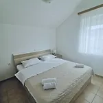 Vukovic Apartment Rab Town