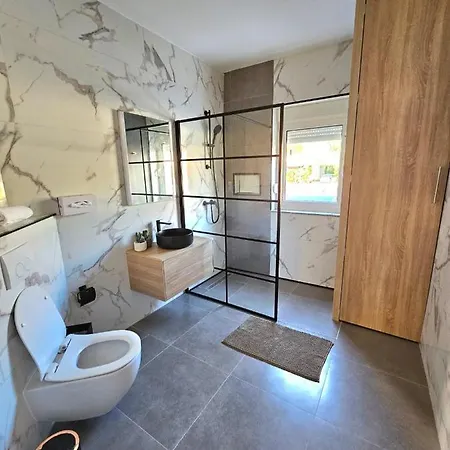 Vukovic Apartment Rab Town