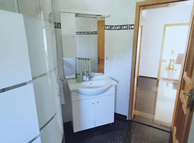 Vukovic Apartment Rab Town