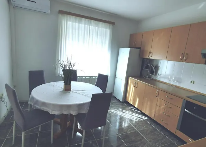 Vukovic Apartment Rab Town