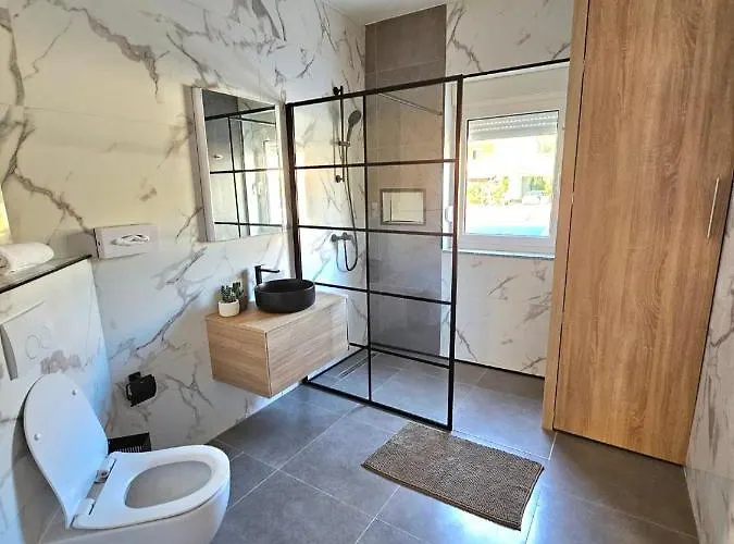 Vukovic Apartment Rab Town